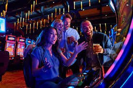 OW77 Myanmar ကစားသမားများ Live Casino နှင့် Sports Betting ကစားနေသည့် မြင်ကွင်း